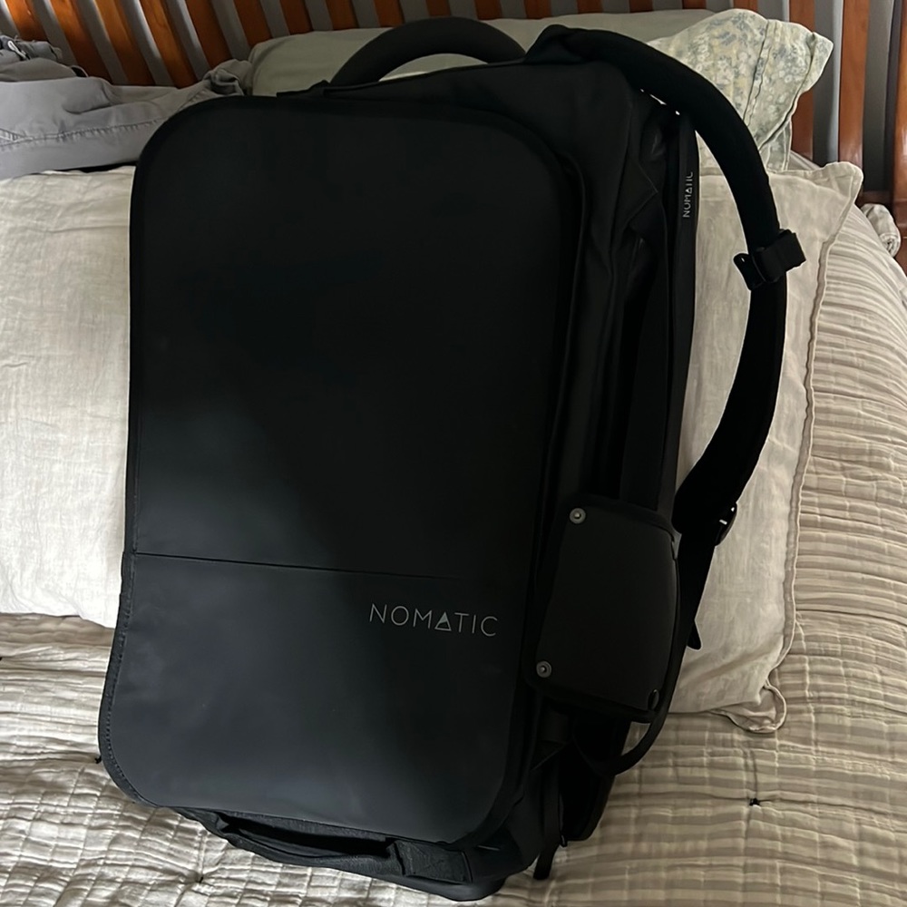 NOMATIC 37L TRAVEL BACKPACK LIKE NEW